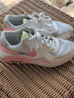 Nike Girl's White & Pink Air Max Casual Sneakers Shoes  Size 6 Y
